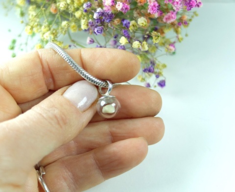 ząbek w szkalnej kuli - biżuteria pamąitkowa